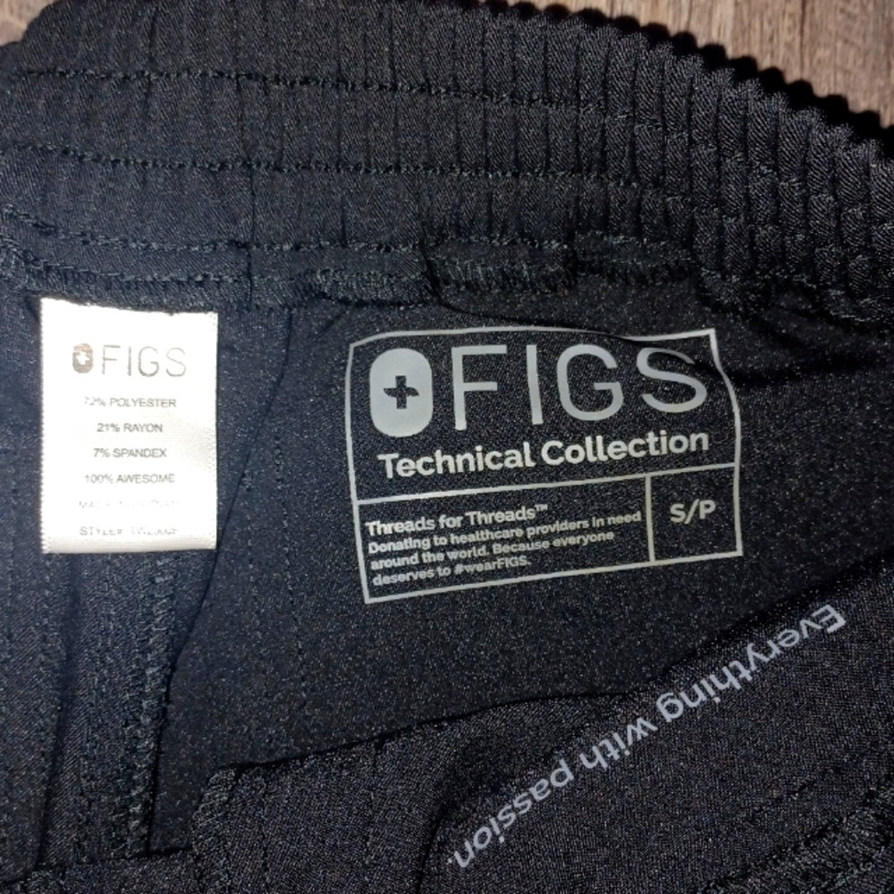 Size small women's Figs scrub pants
